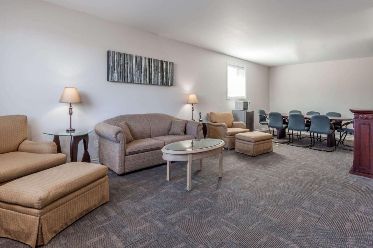 Super 8 By Wyndham Kirkland Lake Exteriér fotografie